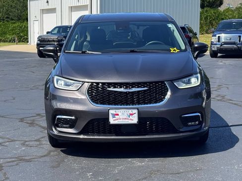 Used 2023 Chrysler Pacifica Touring-L FWD image 16