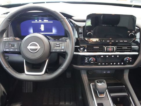 Used 2025 Nissan Pathfinder Platinum AWD/4WD image 6