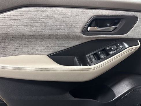 Used 2023 Nissan Rogue SV image 17