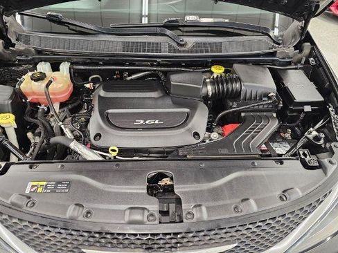 Used 2017 Chrysler Pacifica Touring w/ Tire & Wheel Group image 39