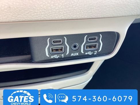 Used 2023 Chrysler Pacifica Touring-L image 22
