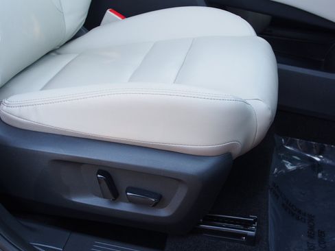 Used 2023 Nissan Rogue SL FWD image 12