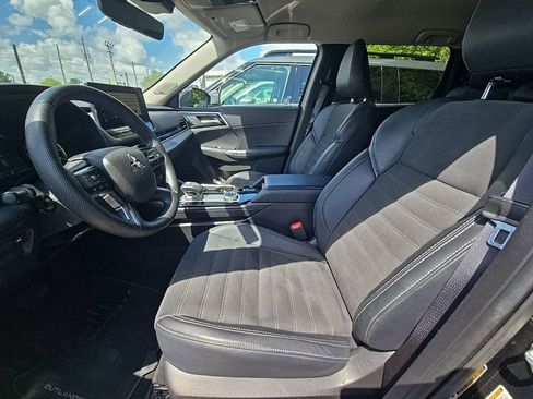 Used 2025 Mitsubishi Outlander SE FWD image 4