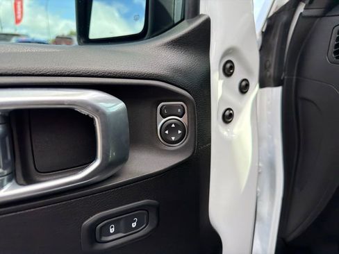 Used 2022 Jeep Wrangler Unlimited Rubicon w/ LED Lighting Group AWD/4WD image 13