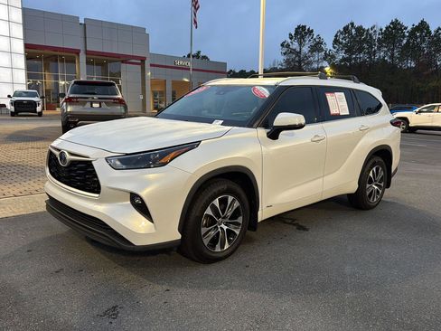 Certified 2022 Toyota Highlander XLE image 2