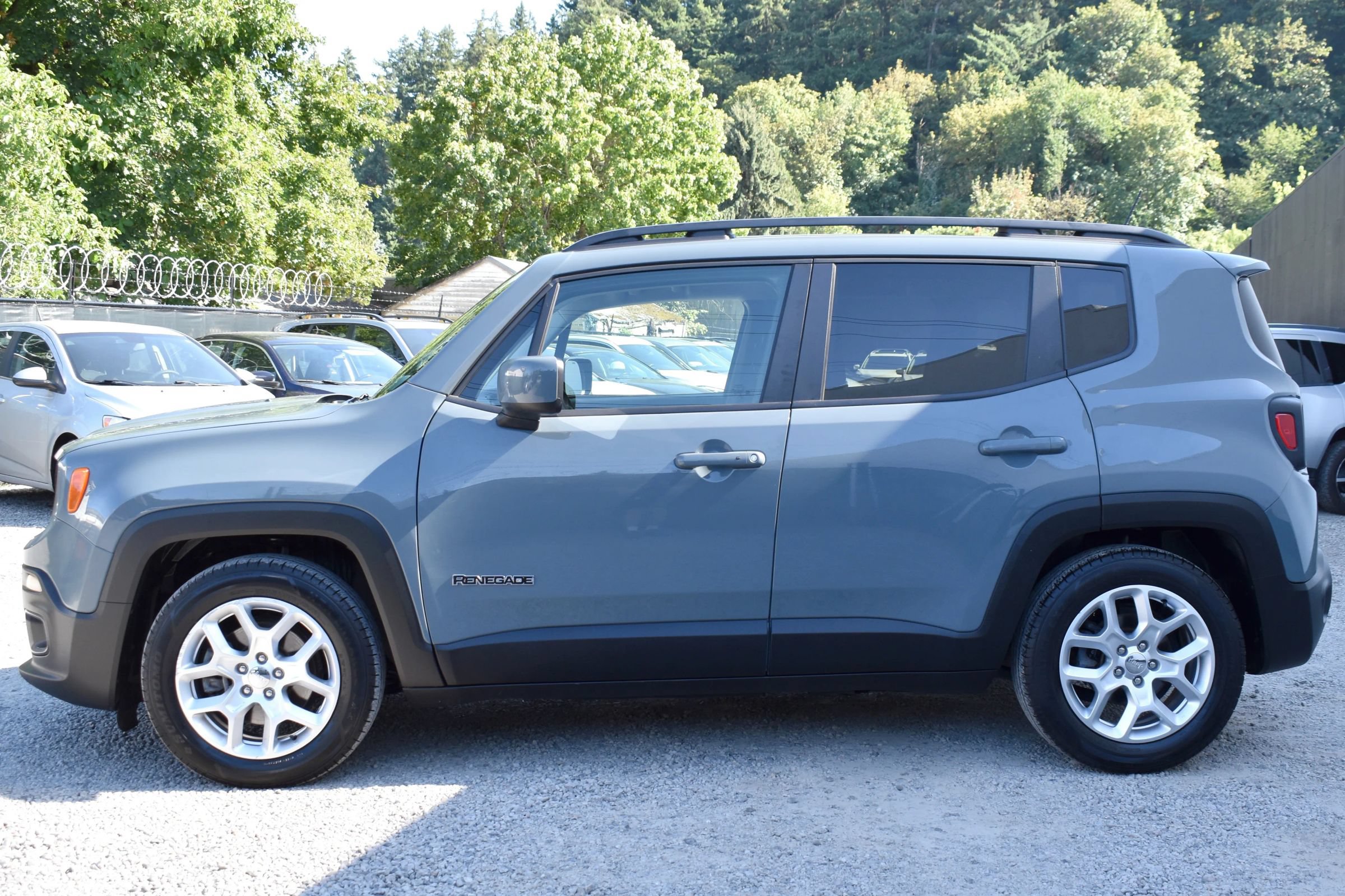 Used 2017 Jeep Renegade Latitude FWD image 4
