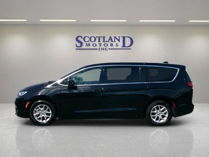 Used 2025 Chrysler Pacifica Select