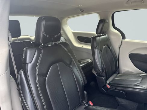 Used 2024 Chrysler Pacifica Touring-L FWD image 36