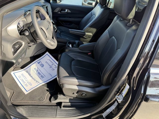 Used 2026 Chrysler Pacifica Select FWD image 11