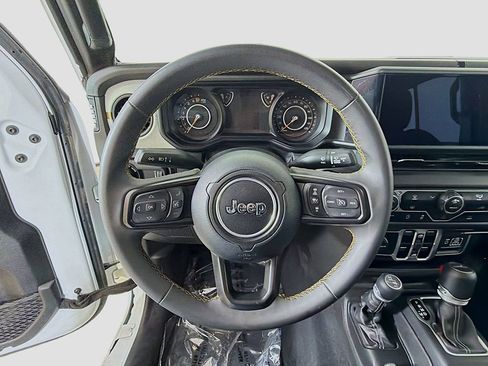 Used 2025 Jeep Gladiator Sport AWD/4WD image 27