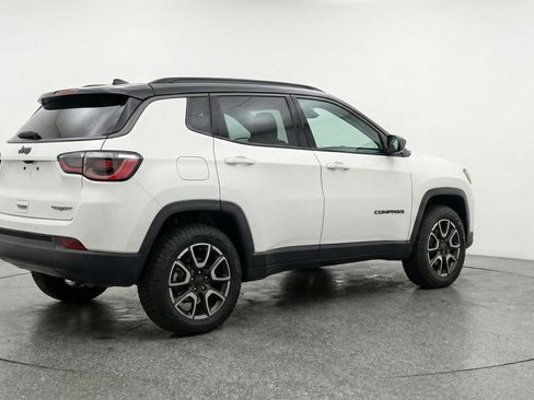 Used 2025 Jeep Compass Trailhawk AWD/4WD image 9