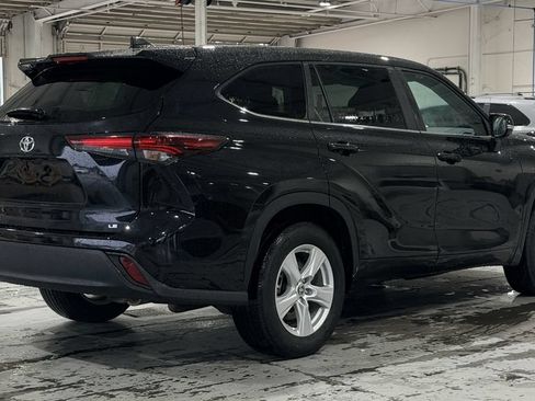 Used 2024 Toyota Highlander LE FWD image 7