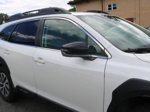 Used 2025 Subaru Crosstrek 2.5i Premium AWD/4WD image 3