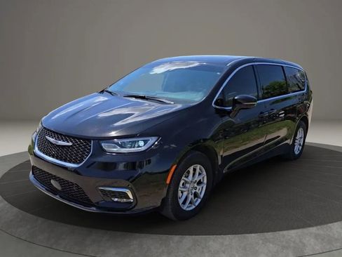 Used 2024 Chrysler Pacifica Touring-L FWD image 4