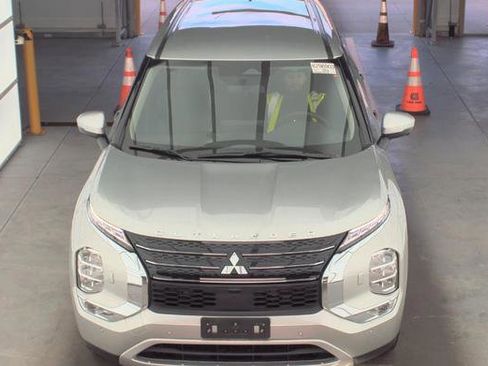 Used 2024 Mitsubishi Outlander SE image 17