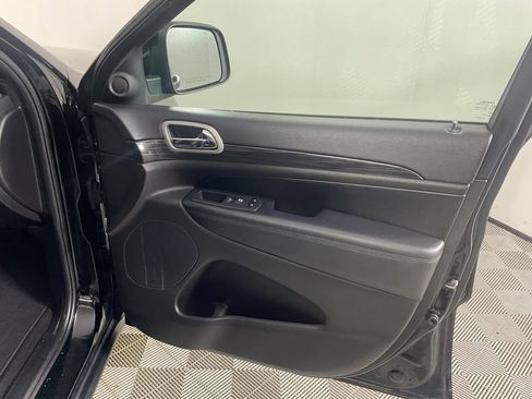 Used 2019 Jeep Grand Cherokee Laredo AWD/4WD image 23