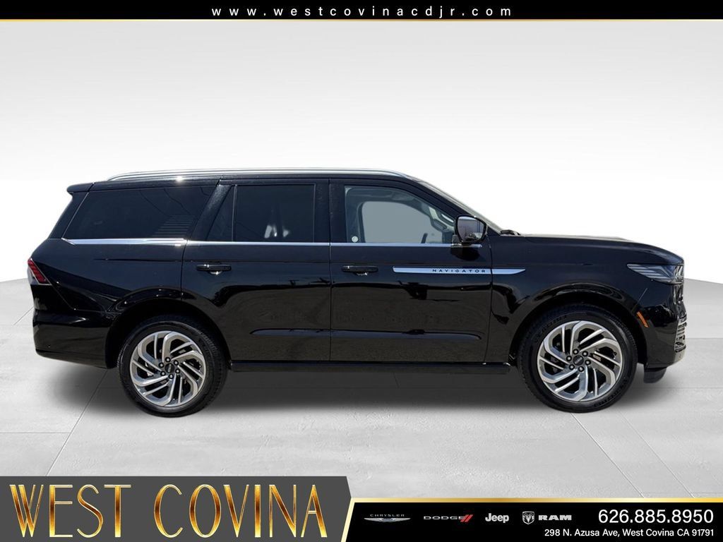 Used 2025 Lincoln Navigator Reserve AWD/4WD image 12