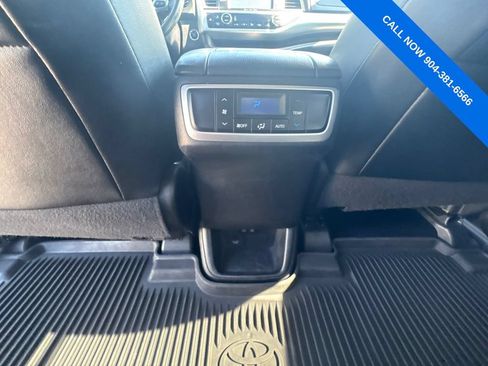 Used 2017 Toyota Highlander XLE AWD/4WD image 35