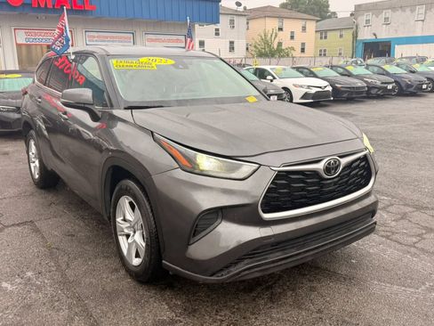 Used 2022 Toyota Highlander L FWD image 2