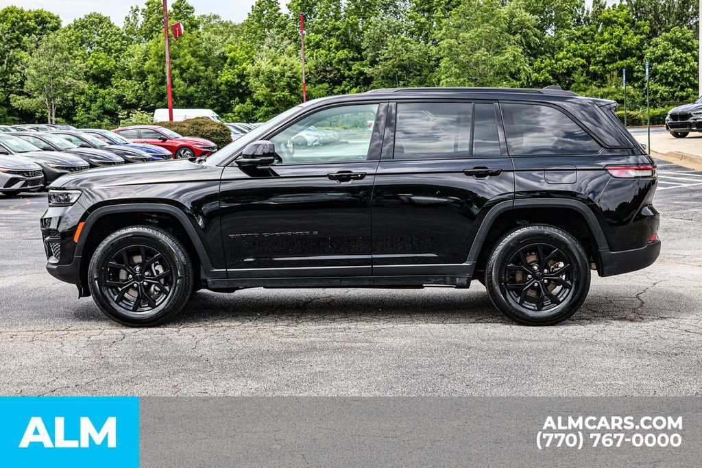 Used 2025 Jeep Grand Cherokee Altitude AWD/4WD image 8
