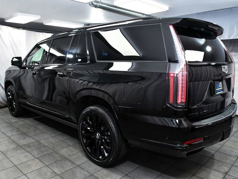 Used 2026 Cadillac Escalade ESV Platinum Sport w/ LPO, ONYX Package AWD/4WD image 4