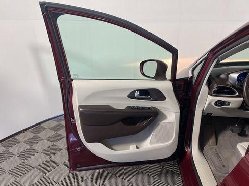 Certified 2017 Chrysler Pacifica Touring-L image 9