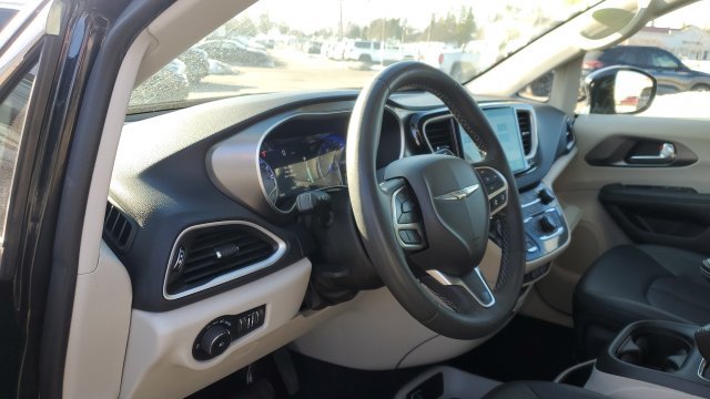 Used 2024 Chrysler Pacifica Touring-L FWD image 8