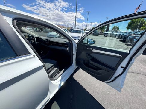Used 2025 Volkswagen Jetta SE image 17