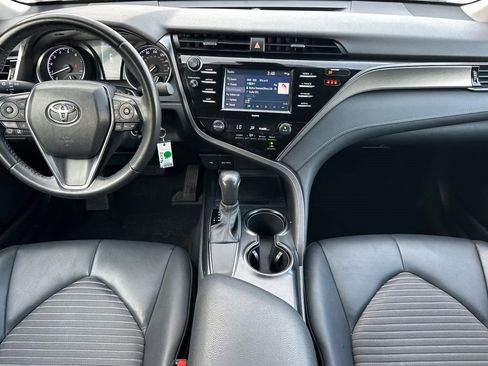 Used 2020 Toyota Camry SE image 3