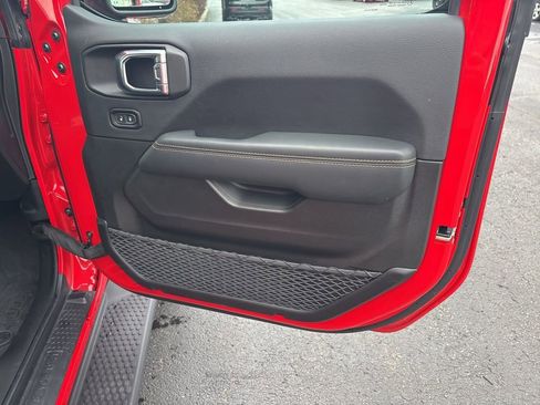 Used 2025 Jeep Wrangler Sahara image 24