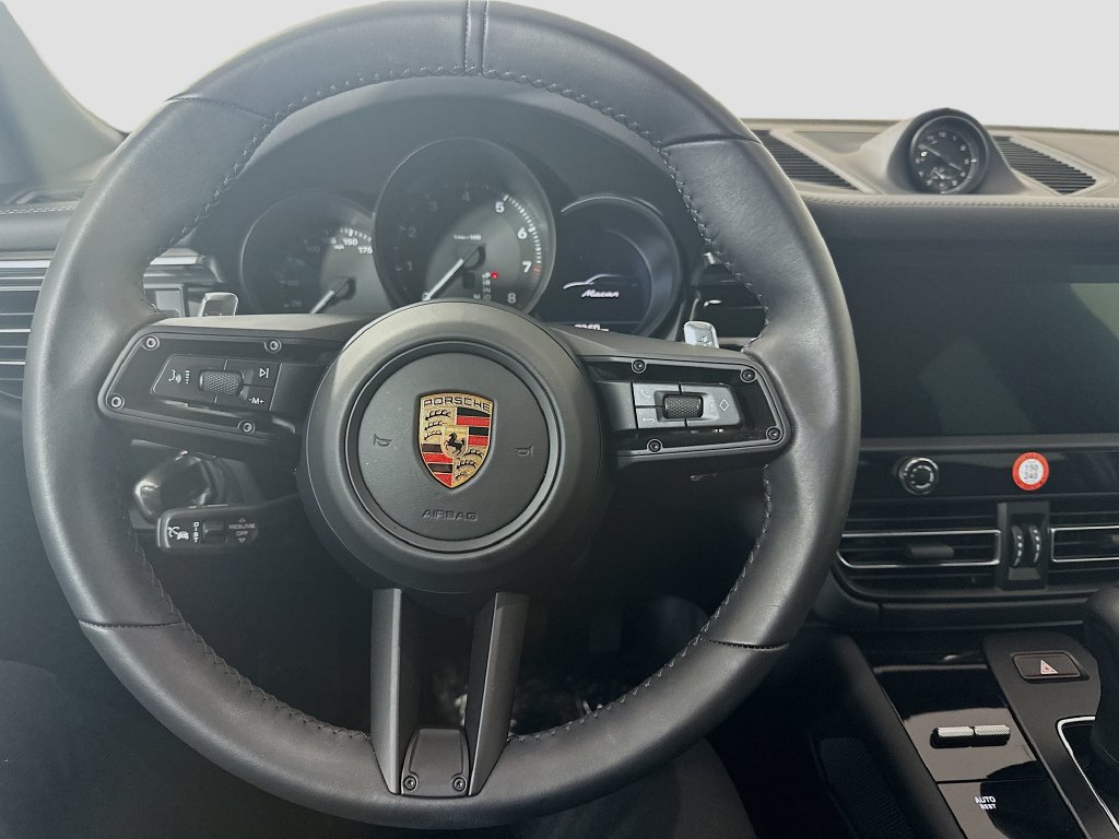 Certified 2025 Porsche Macan AWD/4WD image 12
