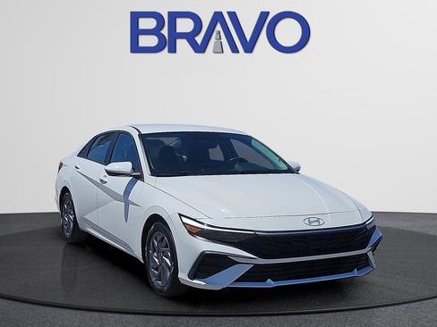 Used 2024 Hyundai Elantra SEL FWD image 2