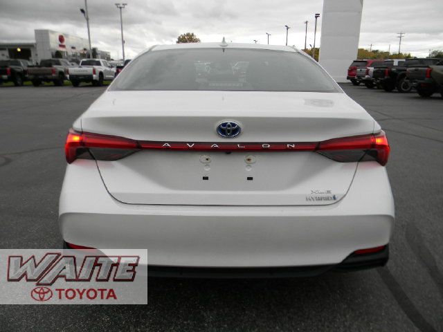 Used 2020 Toyota Avalon XLE w/ Moonroof Package FWD image 3