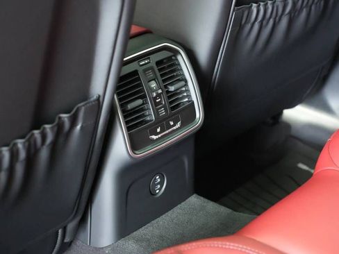 Certified 2025 Porsche Macan AWD/4WD image 26