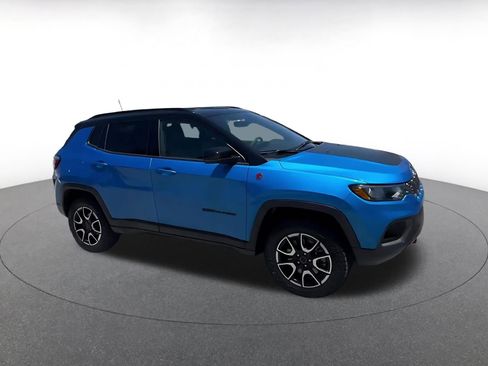 Used 2025 Jeep Compass Trailhawk AWD/4WD image 2