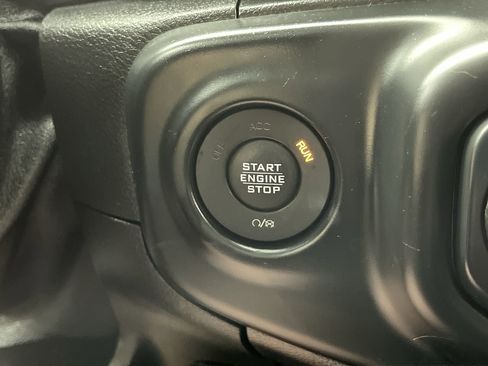 Used 2018 Jeep Wrangler Unlimited Sahara image 18