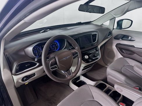 Used 2020 Chrysler Voyager LX image 31