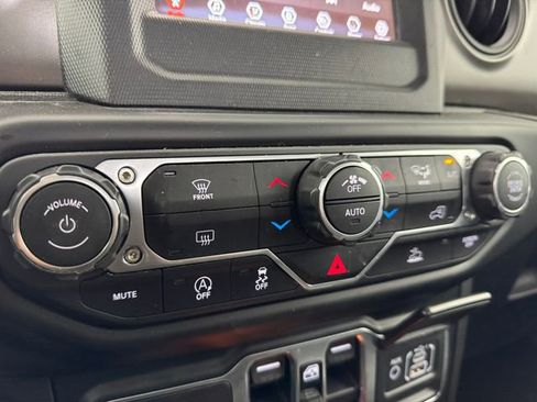 Used 2022 Jeep Gladiator Willys image 37
