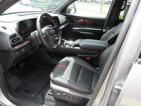 Used 2025 Chevrolet Traverse RS w/ LPO, Floor Liner Package AWD/4WD image 13