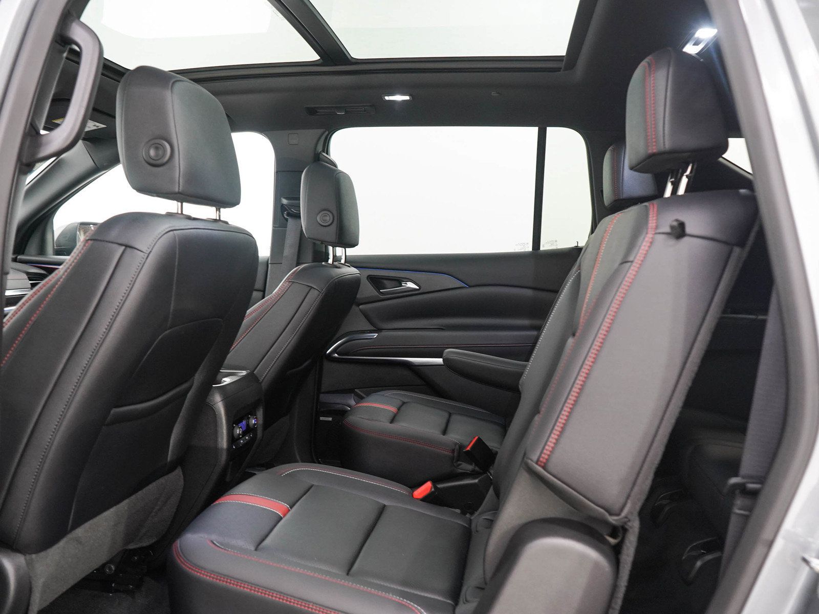 Used 2025 Chevrolet Traverse RS AWD/4WD image 16
