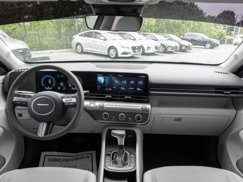 Used 2024 Hyundai Kona SE FWD image 2