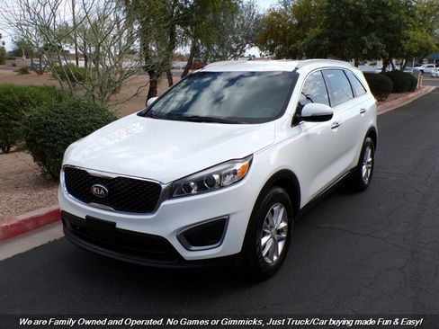 Used 2016 Kia Sorento LX image 3