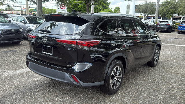 Used 2022 Toyota Highlander XLE FWD image 10