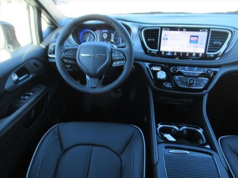 New 2026 Chrysler Pacifica Limited w/ Uconnect Theater Family Group FWD image 13