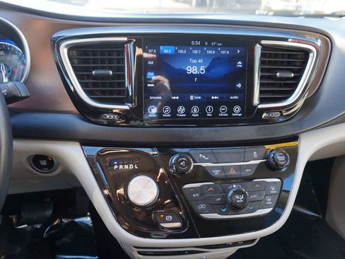 Used 2017 Chrysler Pacifica Touring-L Plus image 34