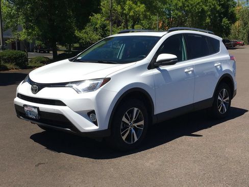 Used 2017 Toyota RAV4 XLE AWD/4WD image 1