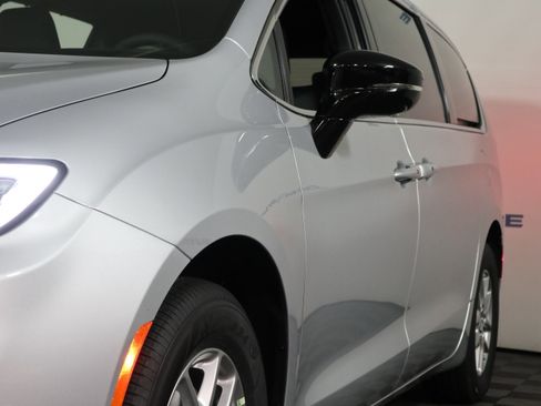 New 2026 Chrysler Pacifica Select image 11