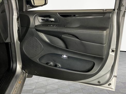 Used 2014 Chrysler Town & Country S FWD image 28