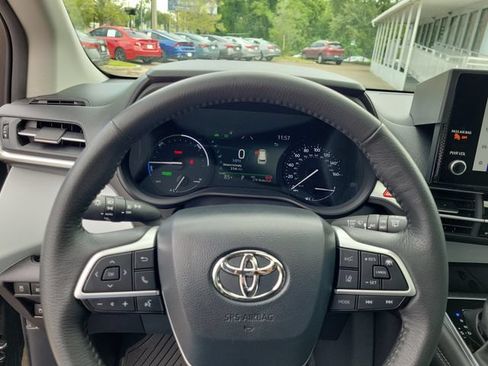 Used 2025 Toyota Sienna XLE FWD image 28