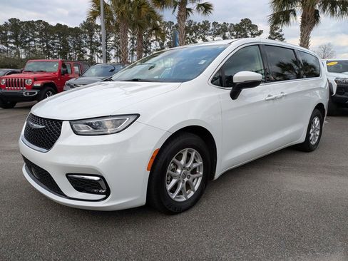 Used 2023 Chrysler Pacifica Touring-L image 8